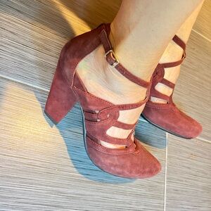 Earhties brand. SZ:7 women hills crisscross straps chunky hills, worn few times.